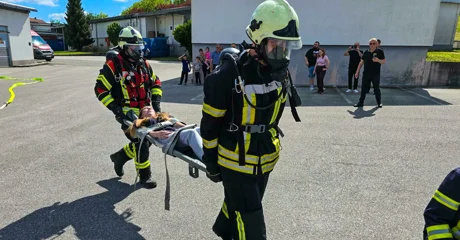 FOTO Pet vatrogasnih vozila s 22 vatrogasaca na intervenciji u Donjem Ladanju