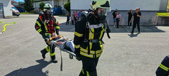 FOTO Pet vatrogasnih vozila s 22 vatrogasaca na intervenciji u Donjem Ladanju