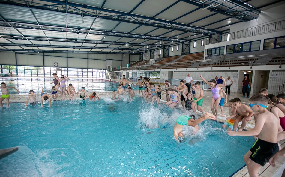 FOTO Nova generacija osnovnoškolaca iz Sračinca uspješno završila školu plivanja