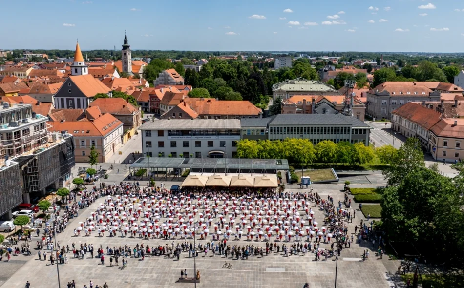 Više od 600 maturanata plesalo Quadrillu