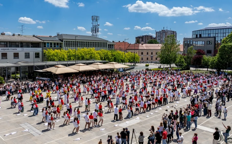 Više od 600 maturanata plesalo Quadrillu