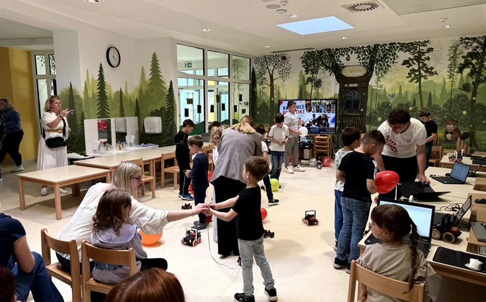 FOTO Uz pomoć robota djeca uče čitati, računati i upoznavati svijet koji ih okružuje