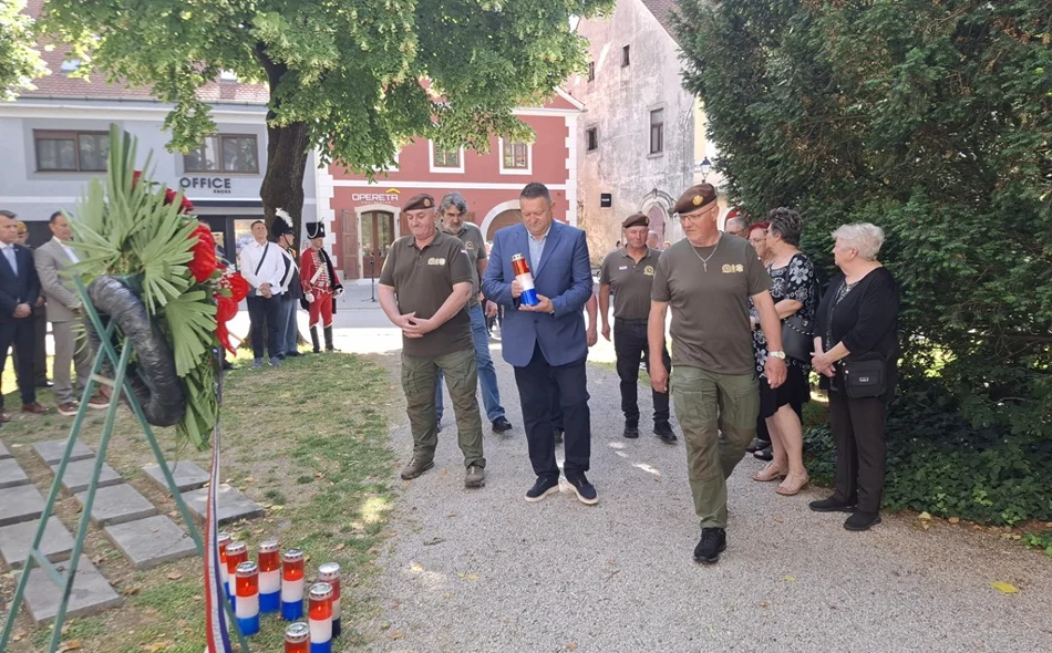 FOTO Vijenci i počast stradalim braniteljima kod Križa zahvalnosti