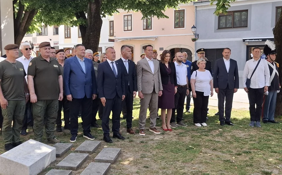 FOTO Vijenci i počast stradalim braniteljima kod Križa zahvalnosti