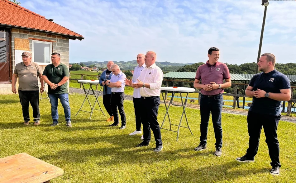 Pedesetak ekipa iz pet županija na tradicionalnom natjecanju u gađanju glinenih golubova u Breznici
