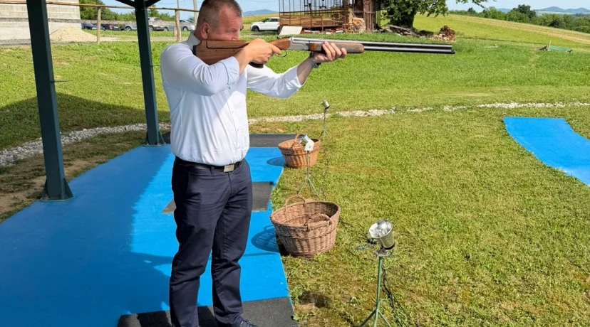 Pedesetak ekipa iz pet županija na tradicionalnom natjecanju u gađanju glinenih golubova u Breznici