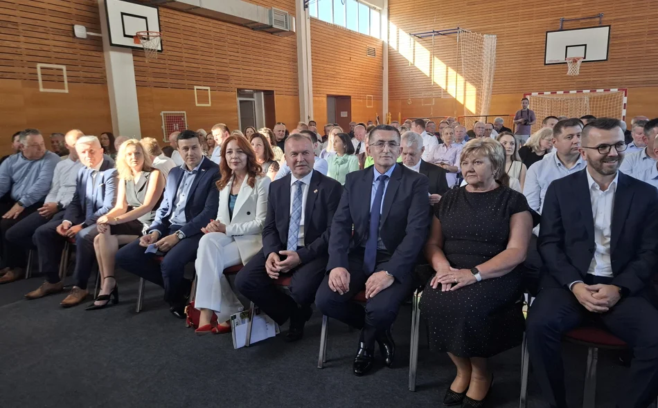 FOTO Priznanja u rukama Marije Cafuk, Antuna Remara i Davora Ozmeca te najboljih učenika Manuele i Antonia