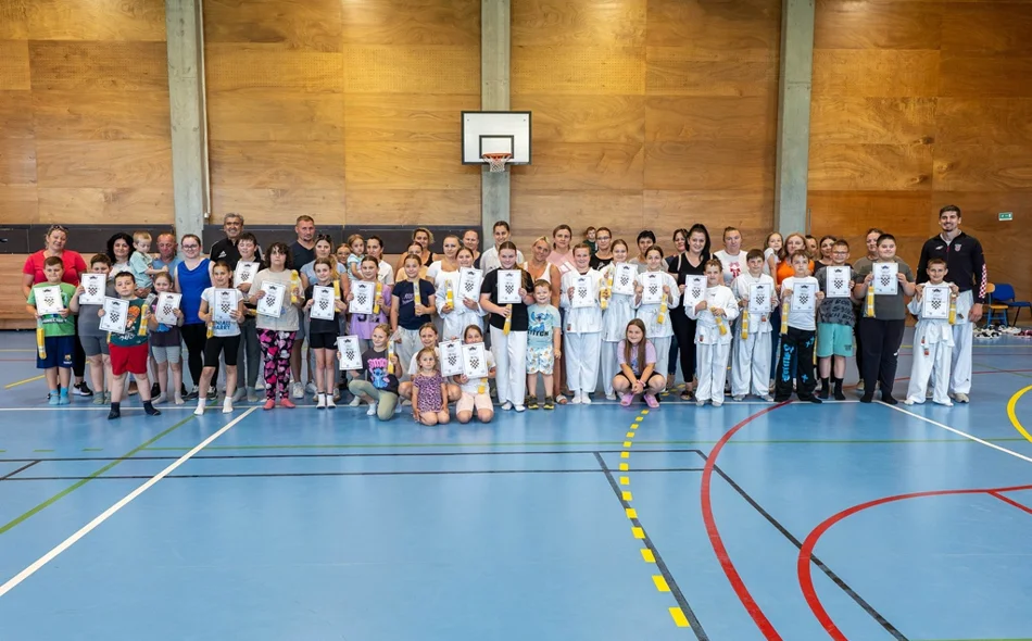 Čak 25 mladih karatistica i karatista svladalo naučene tehnike i zavrijedilo žuti pojas