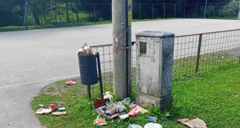 FOTO Prostor dječjeg igrališta u Doljanu zatrpan smećem neodgovornih pojedinaca