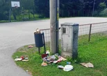 FOTO Prostor dječjeg igrališta u Doljanu zatrpan smećem neodgovornih pojedinaca