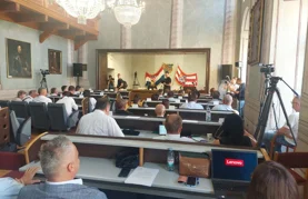 Prepucavanje oko asfalta: Bedeković priča viceve, a župan se hvali kako je bio najmlađi Tuđmanov načelnik