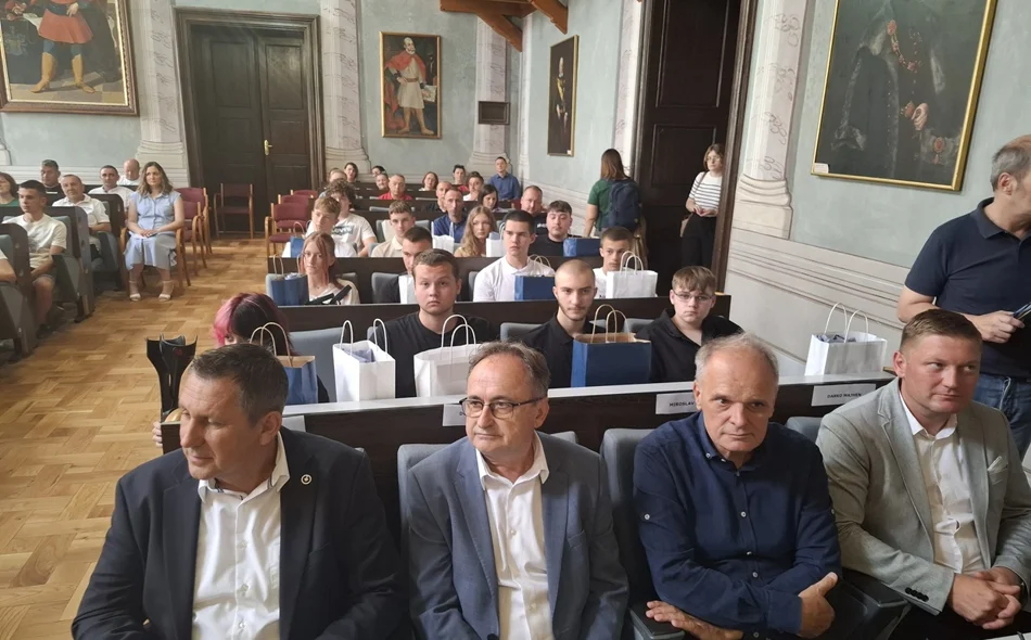 Ministar gospodarstva srednjoškolcima uručio stipendije za obrtnička zanimanja