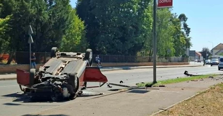 FOTO Nesreća nasuprot bolnice: Automobilom pokosio rasvjetni stup i završio na krovu