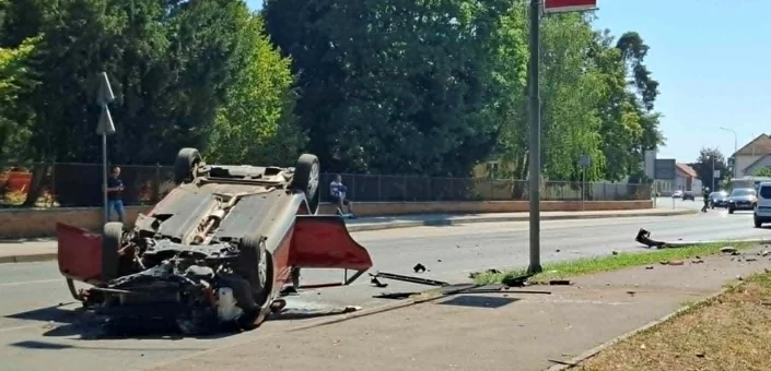 FOTO Nesreća nasuprot bolnice: Automobilom pokosio rasvjetni stup i završio na krovu