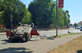 FOTO Nesreća nasuprot bolnice: Automobilom pokosio rasvjetni stup i završio na krovu