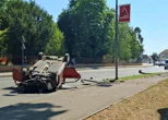 FOTO Nesreća nasuprot bolnice: Automobilom pokosio rasvjetni stup i završio na krovu