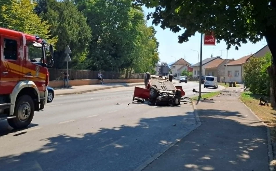 FOTO Nesreća nasuprot bolnice: Automobilom pokosio rasvjetni stup i završio na krovu