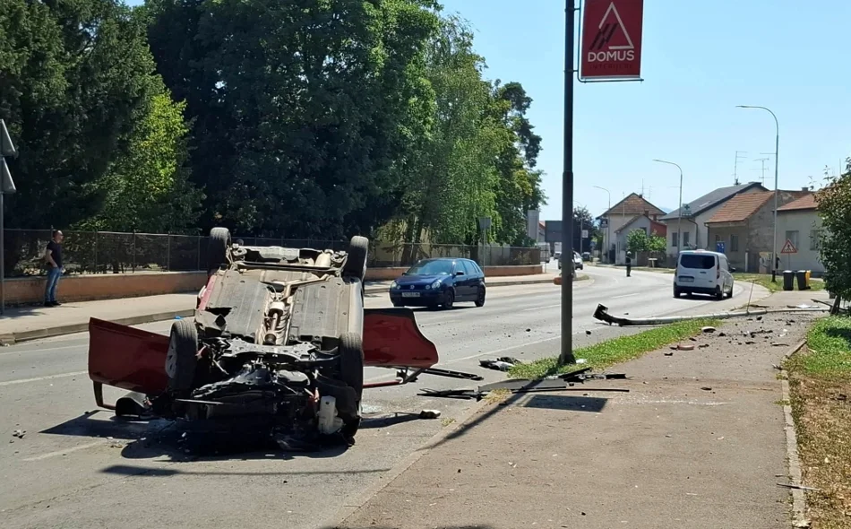 FOTO Nesreća nasuprot bolnice: Automobilom pokosio rasvjetni stup i završio na krovu
