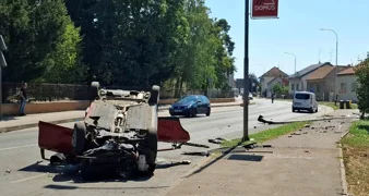 Velikom brzinom uletio u zavoj, pokosio stup i završio na krovu!