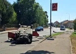 Velikom brzinom uletio u zavoj, pokosio stup i završio na krovu!