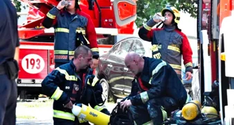 Vatrogasci iz opožarenog stana spasili tinejdžericu, među ozlijeđenima i policajka