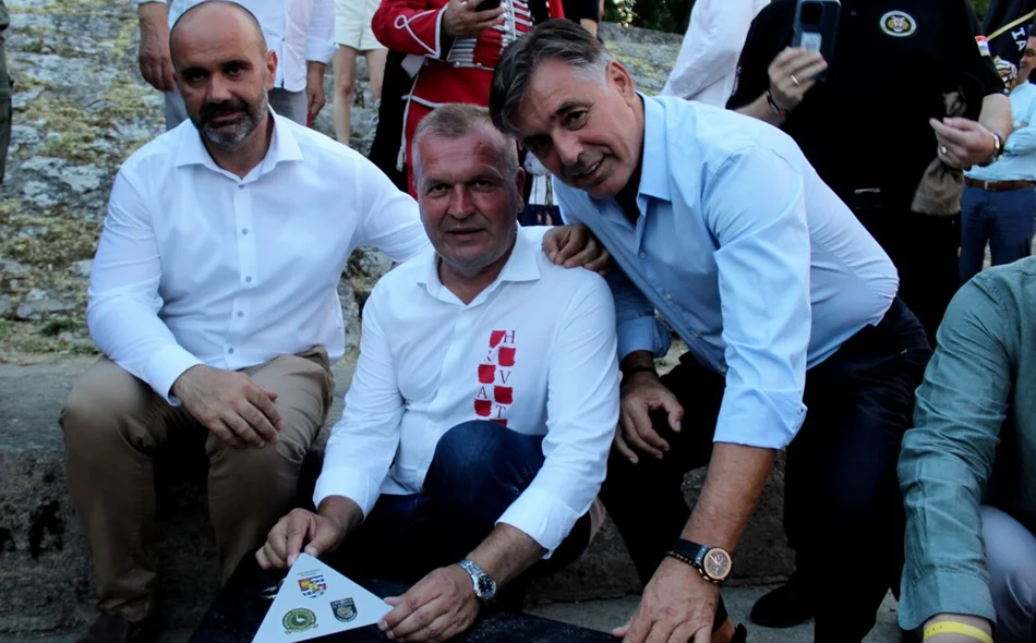 FOTO Gusari iz Komina prvi ušli u cilj u lađi koja je nosila ime Varaždinske županije te obilježja Tigrova i Roda