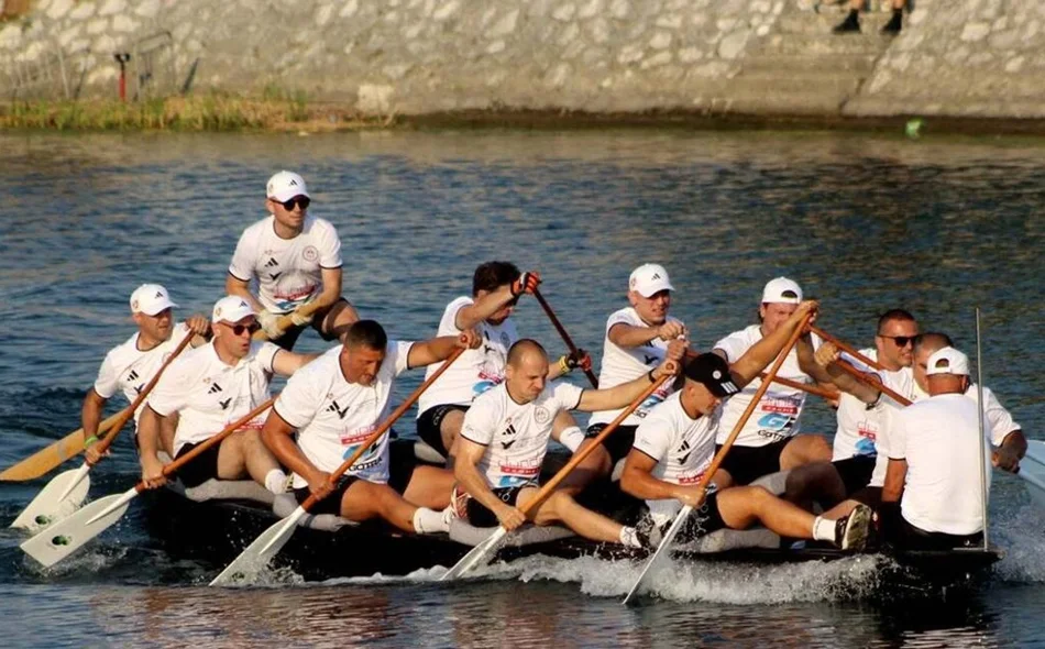 FOTO Gusari iz Komina prvi ušli u cilj u lađi koja je nosila ime Varaždinske županije te obilježja Tigrova i Roda