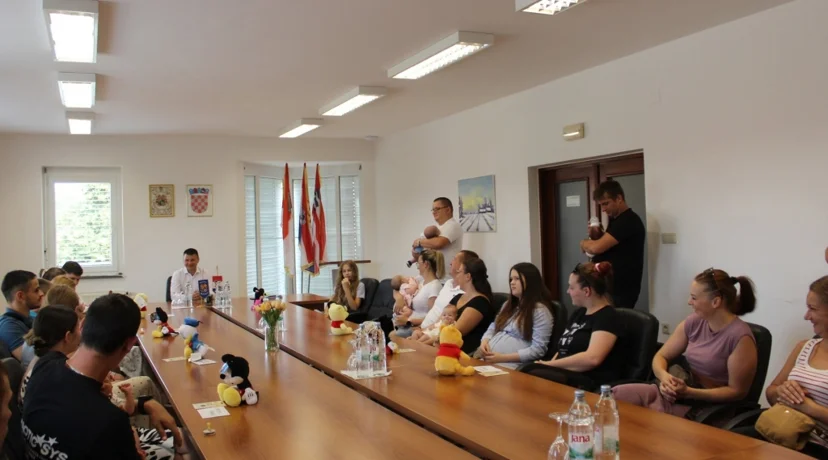 Veselo u Jalžabetu: Održan prijem za 11 beba i potpisano 10 ugovora za nekretnine i energetsku obnovu