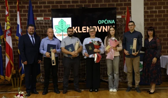 FOTO/AUDIO Uručene općinske nagrade i zahvalnice, mališani dobili novi prostor za igru i zabavu