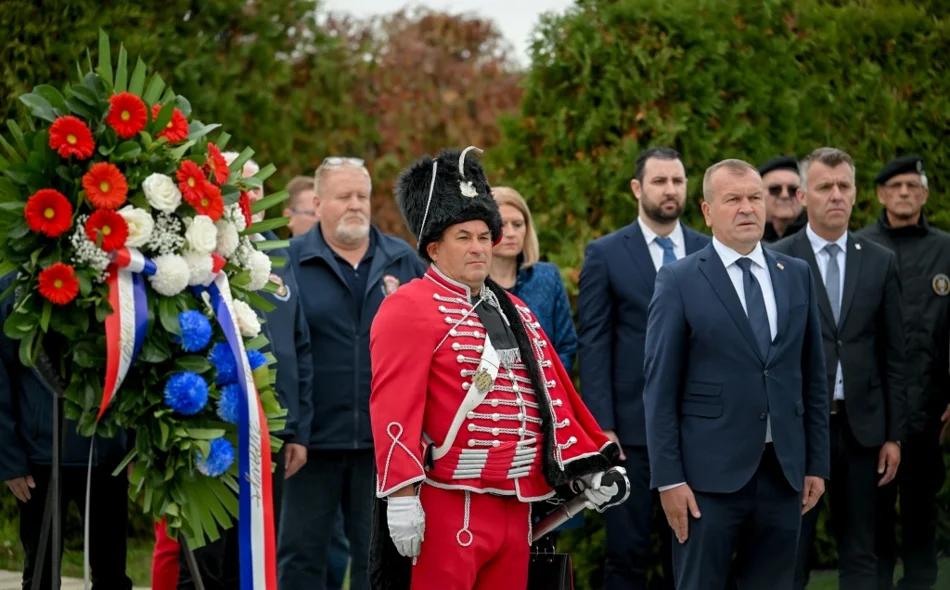 Uoči blagdana Svih svetih položeni vijenci na varaždinskom Gradskom groblju