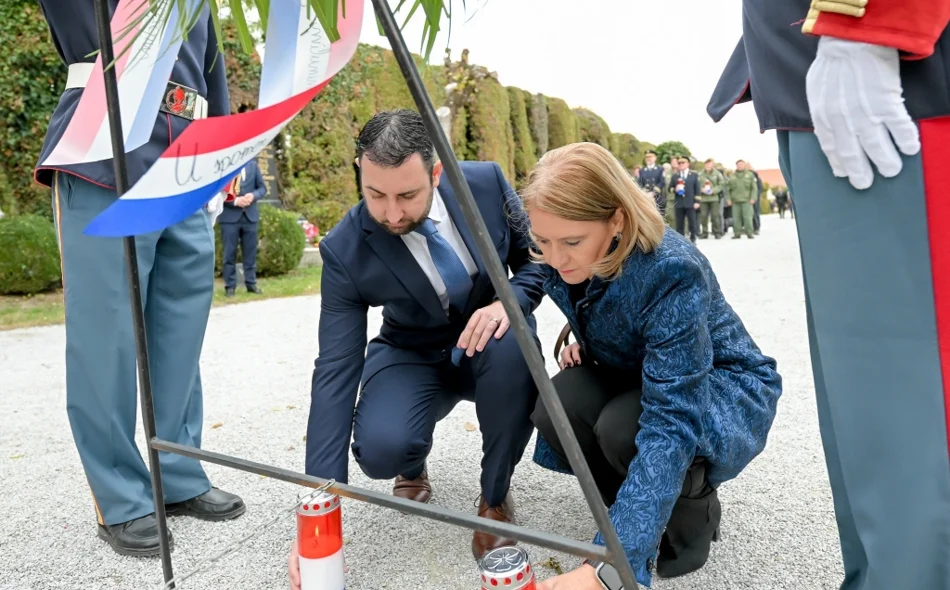 Uoči blagdana Svih svetih položeni vijenci na varaždinskom Gradskom groblju