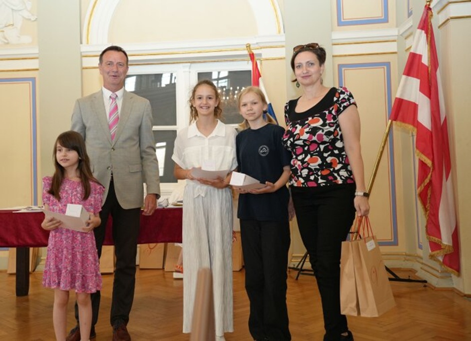 nagradjeni ucenici varazdinskih osnovnih skola foto Grad Varazdin 1 20250612