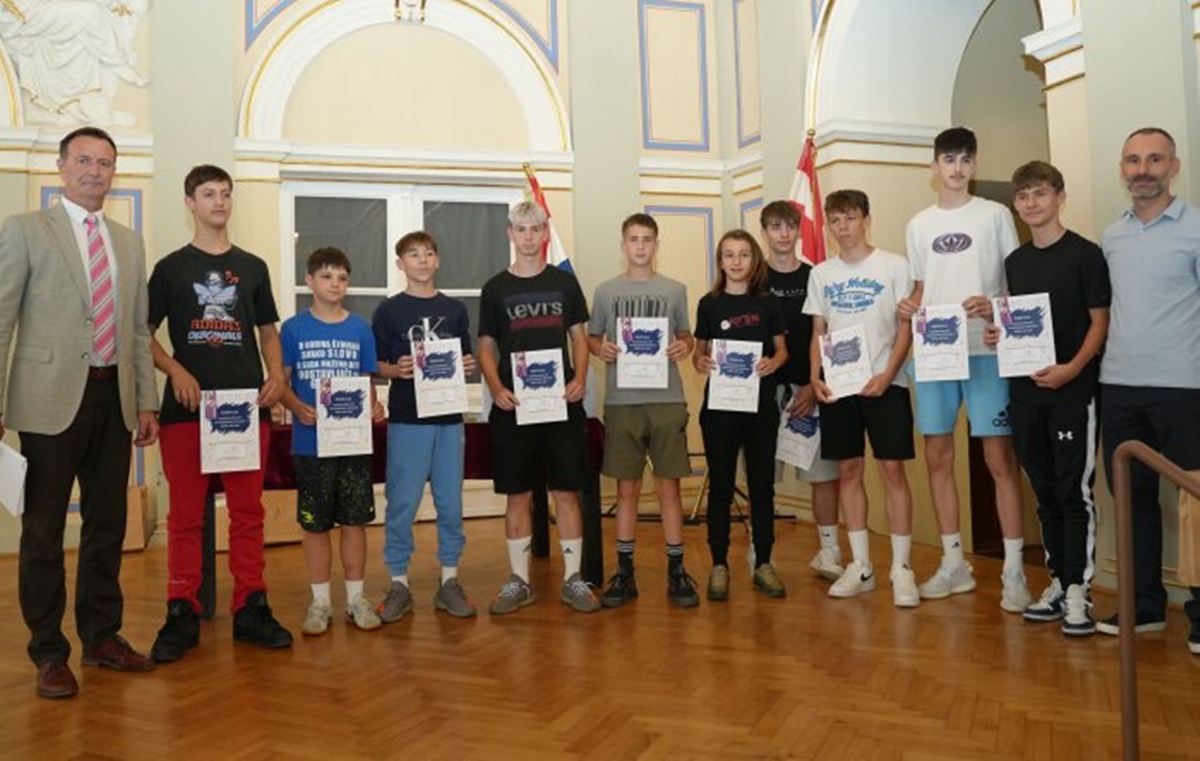 nagradjeni ucenici varazdinskih osnovnih skola foto Grad Varazdin 7 20250612