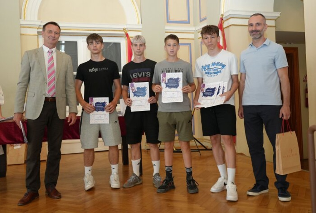 nagradjeni ucenici varazdinskih osnovnih skola foto Grad Varazdin 8 20250612