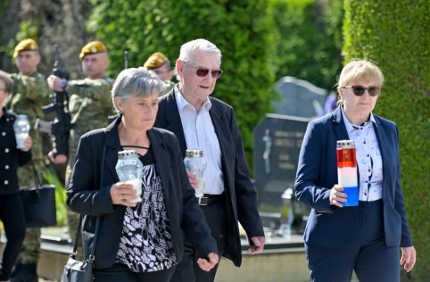 Polaganje vijenaca Dan drzavnosti varazdinsko groblje 2 20250529.jpg