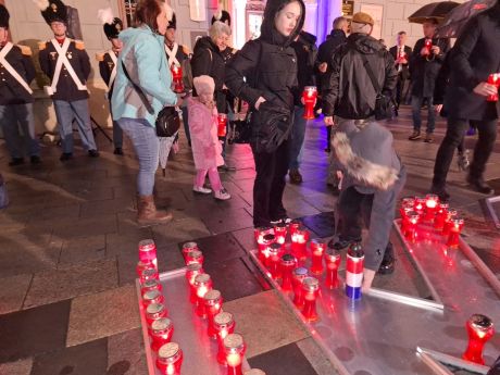 Dan sjecanja Korzo Grad Varazdin lampioni Gradska vijecnica 10 20251117.jpg