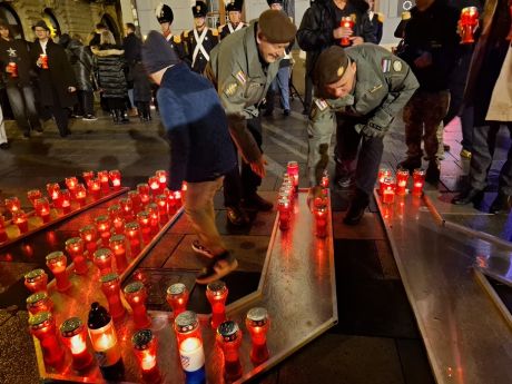 Dan sjecanja Korzo Grad Varazdin lampioni Gradska vijecnica 11 20251117.jpg