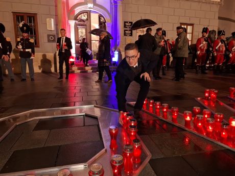 Dan sjecanja Korzo Grad Varazdin lampioni Gradska vijecnica 12 20251117.jpg