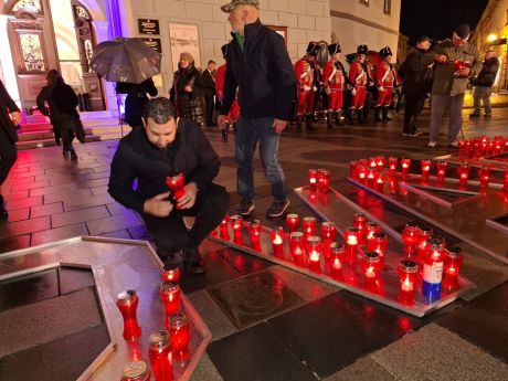 Dan sjecanja Korzo Grad Varazdin lampioni Gradska vijecnica 13 20251117.jpg