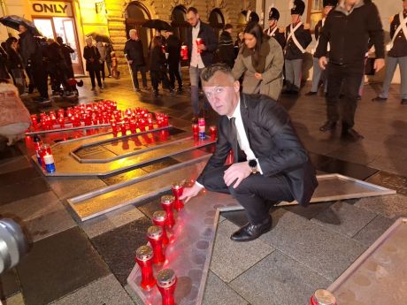 Dan sjecanja Korzo Grad Varazdin lampioni Gradska vijecnica 14 20251117.jpg