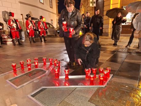 Dan sjecanja Korzo Grad Varazdin lampioni Gradska vijecnica 15 20251117.jpg