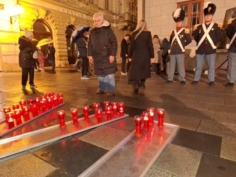 Dan sjecanja Korzo Grad Varazdin lampioni Gradska vijecnica 16 20251117.jpg