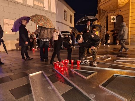 Dan sjecanja Korzo Grad Varazdin lampioni Gradska vijecnica 18 20251117.jpg