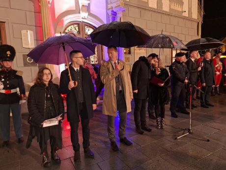 Dan sjecanja Korzo Grad Varazdin lampioni Gradska vijecnica 1 20251117.jpg