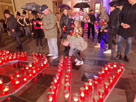 Dan sjecanja Korzo Grad Varazdin lampioni Gradska vijecnica 4 20251117.jpg