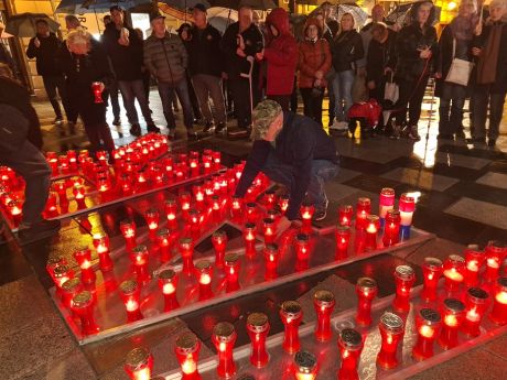 Dan sjecanja Korzo Grad Varazdin lampioni Gradska vijecnica 5 20251117.jpg