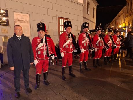 Dan sjecanja Korzo Grad Varazdin lampioni Gradska vijecnica 6 20251117.jpg