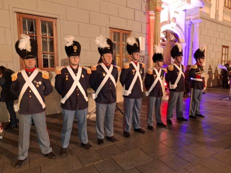 Dan sjecanja Korzo Grad Varazdin lampioni Gradska vijecnica 7 20251117.jpg