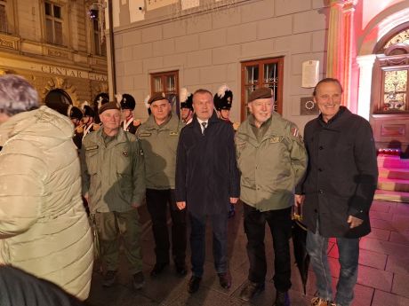 Dan sjecanja Korzo Grad Varazdin lampioni Gradska vijecnica 8 20251117.jpg