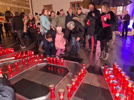 Dan sjecanja Korzo Grad Varazdin lampioni Gradska vijecnica 9 20251117.jpg